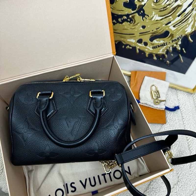 帶票💥 LV/路易威登 Speedy20 黑色壓花枕頭包-11