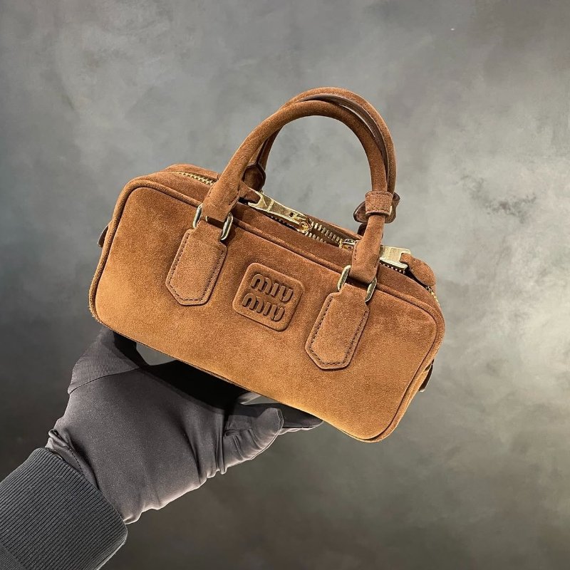 🎉新品好折扣✨Miu Miu 5BB142 Arcadie 小款 軟墊麂皮包   橄欖綠-1