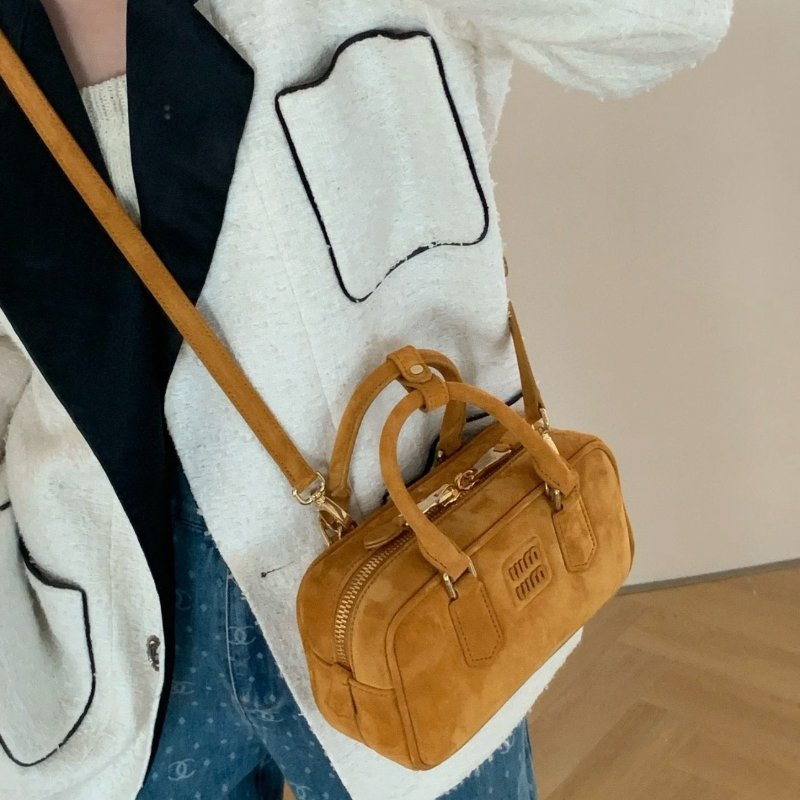 🎉新品好折扣✨Miu Miu 5BB142 Arcadie 小款 軟墊麂皮包   橄欖綠-3