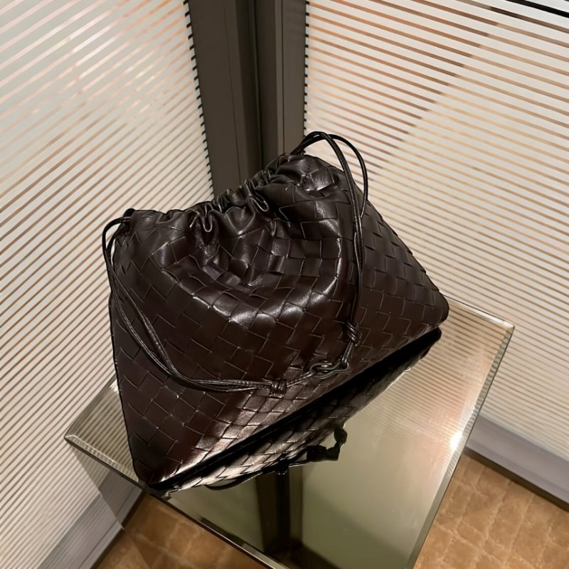 🎉新品好折扣✨Bottega Veneta 796728 編織小牛皮抽繩福袋包 果仁棕色-2