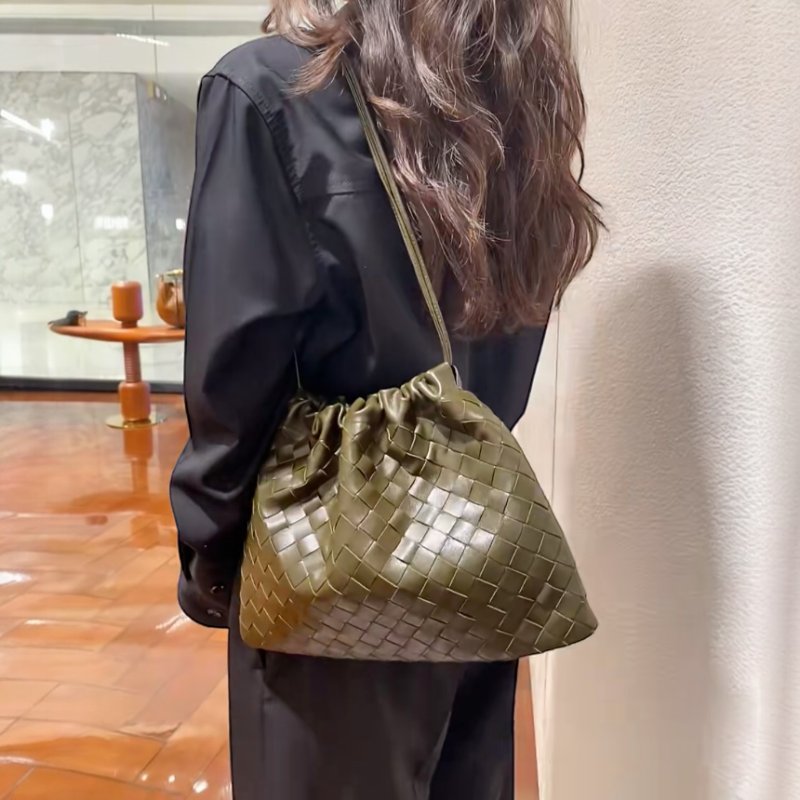 🎉新品好折扣✨Bottega Veneta 796728 編織小牛皮抽繩福袋包 果仁棕色-4