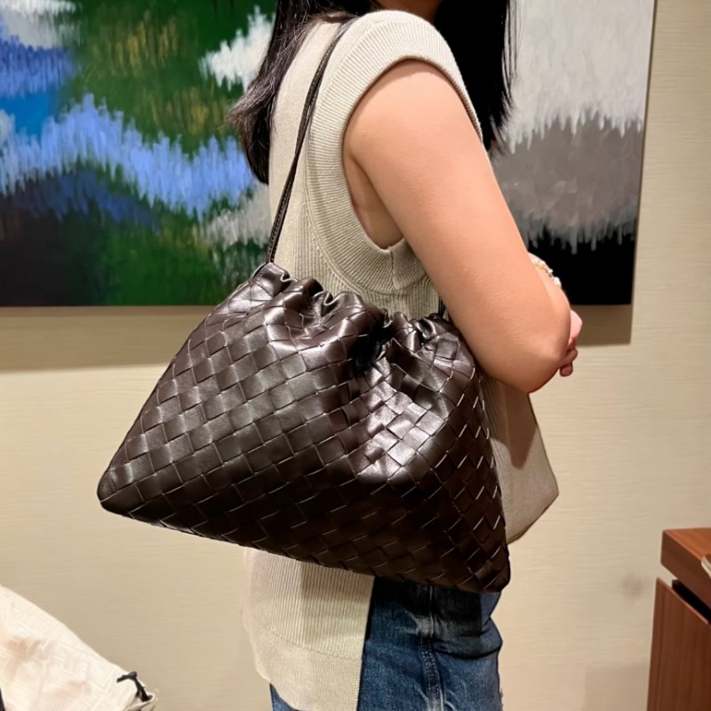 🎉新品好折扣✨Bottega Veneta 796728 編織小牛皮抽繩福袋包 果仁棕色-5