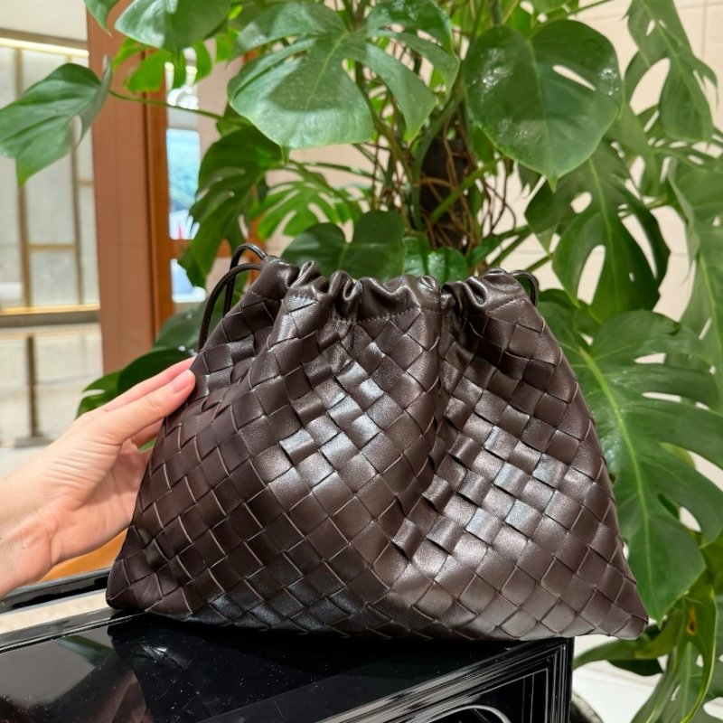 🎉新品好折扣✨Bottega Veneta 796728 編織小牛皮抽繩福袋包 果仁棕色-6