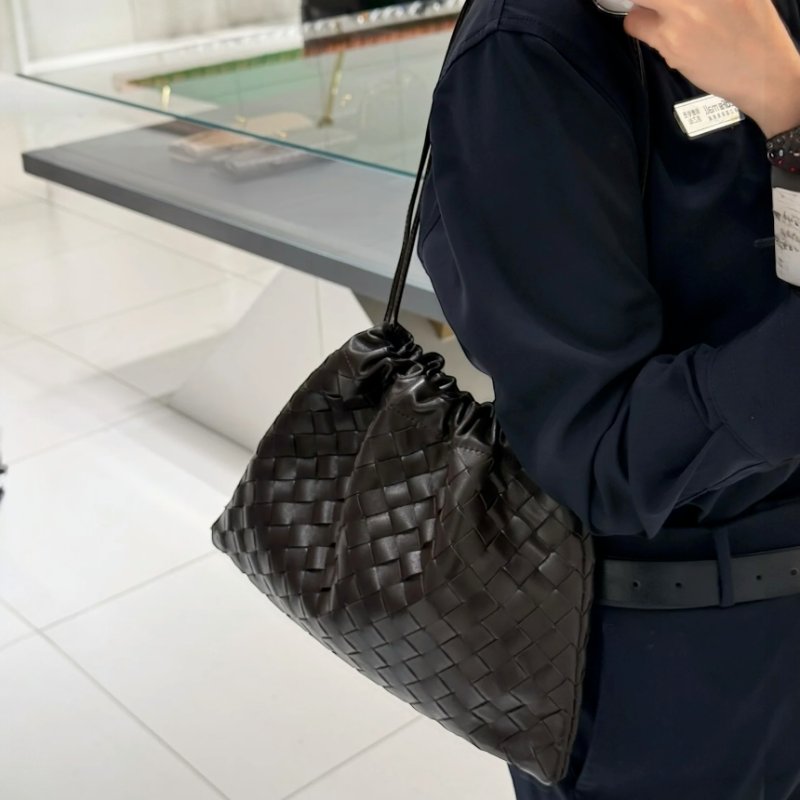 🎉新品好折扣✨Bottega Veneta 796728 編織小牛皮抽繩福袋包 果仁棕色-7