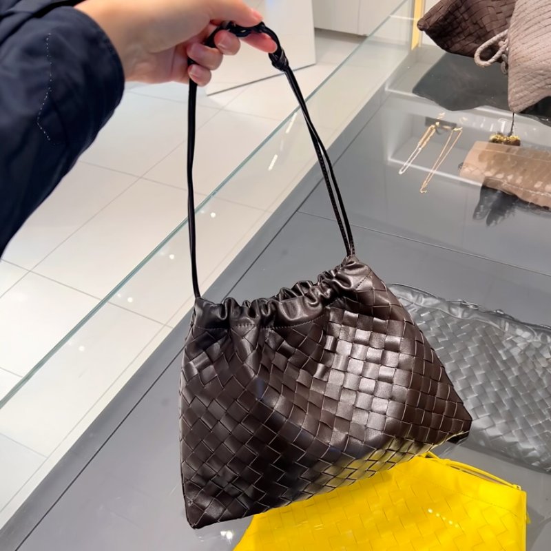 🎉新品好折扣✨Bottega Veneta 796728 編織小牛皮抽繩福袋包 果仁棕色-8