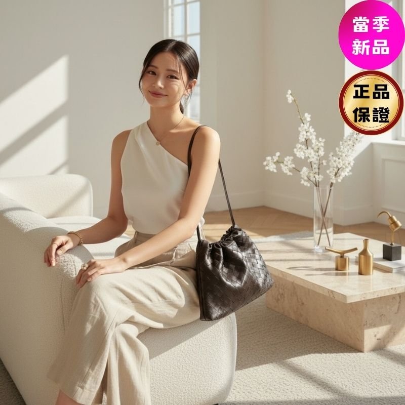 🌺2026春夏新品特價上市🌺Bottega Veneta 796728 編織小牛皮抽繩福袋包 果仁棕色-0