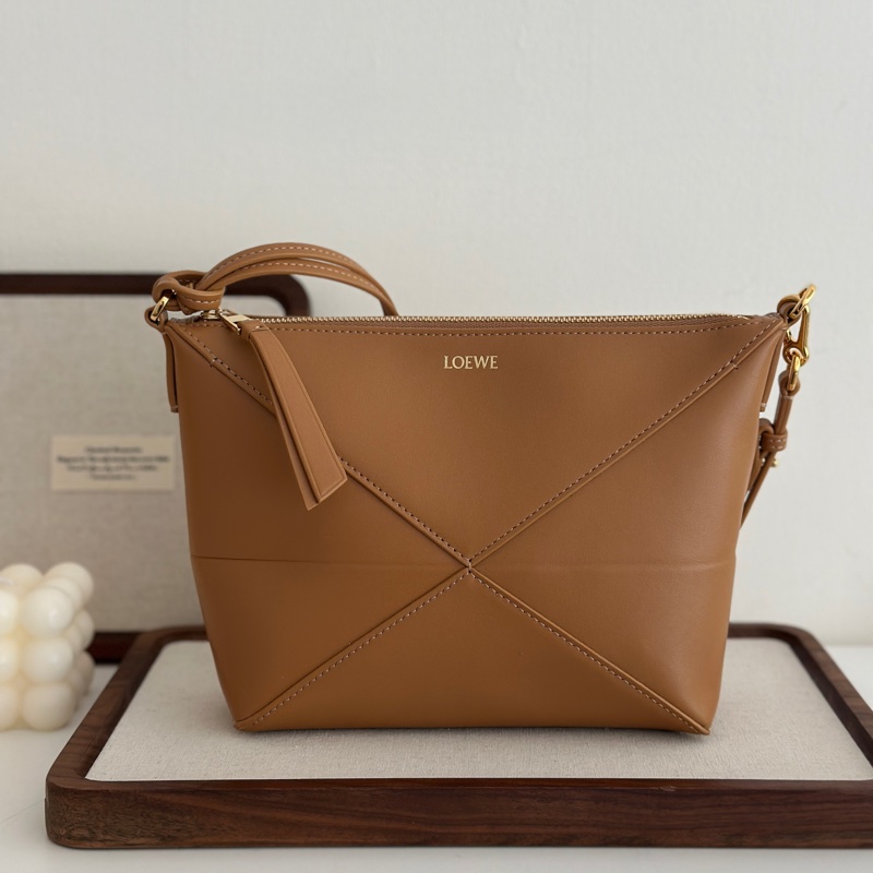 Loewe puzzle fold 棕色 Puzzle Fold pouch in shiny nappa calfskin-2