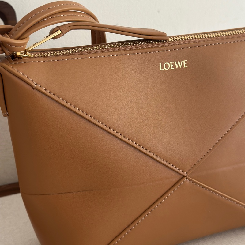 Loewe puzzle fold 棕色 Puzzle Fold pouch in shiny nappa calfskin-3