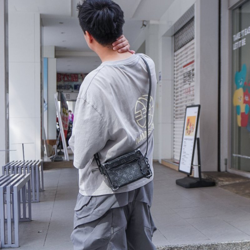 Louis Vuitton Mini Soft Trunk 經典帆布印花拉鍊肩背方包(M44735-黑色)-0