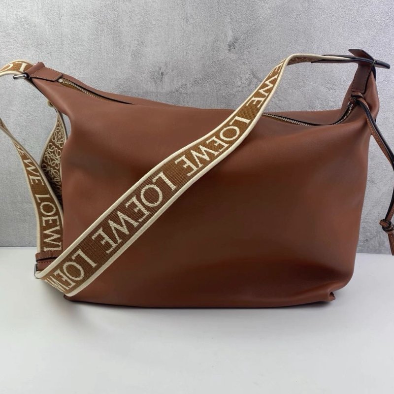 LOEWE 小牛皮棕色肩背斜背腋下包 99新配件塵袋-0