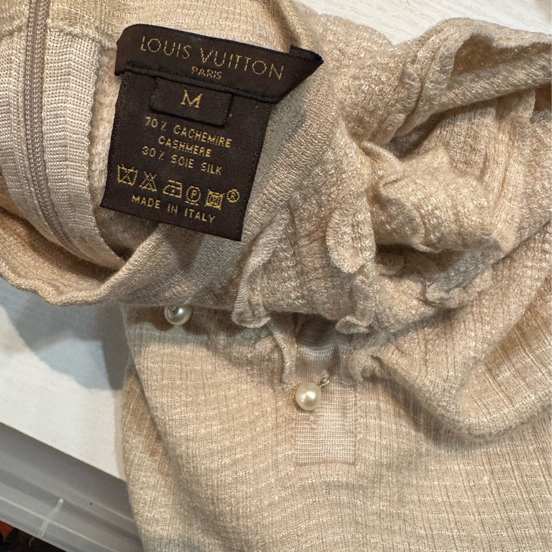 近新正品LV路易威登珍珠釦米駝色70克什米爾羊絨+30絲短版上衣-7