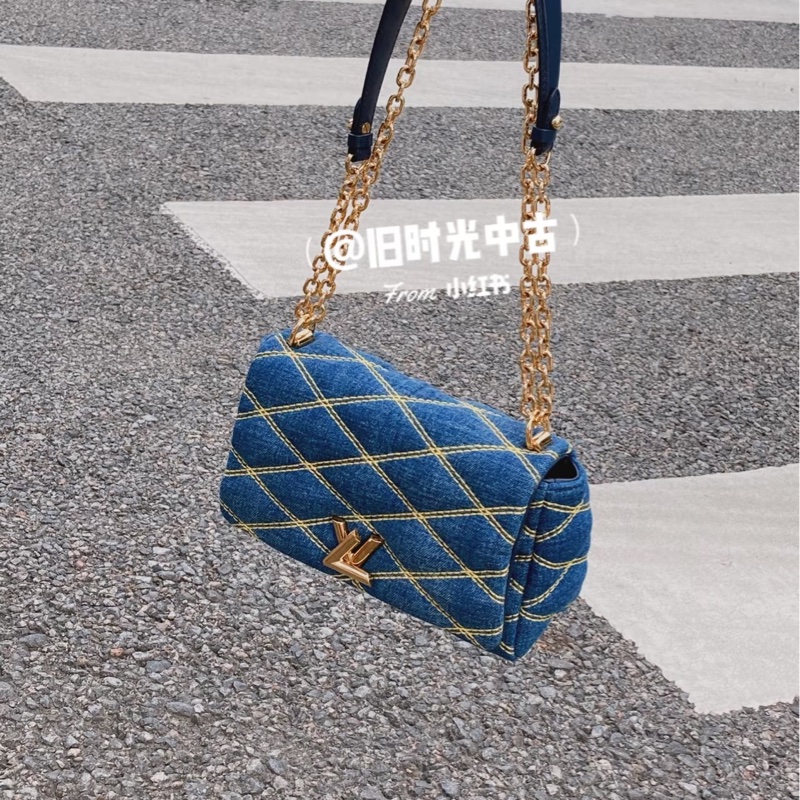 Louis Vuitton • Twist 限量牛仔丹寧菱格鏈條包 原價近20w-1