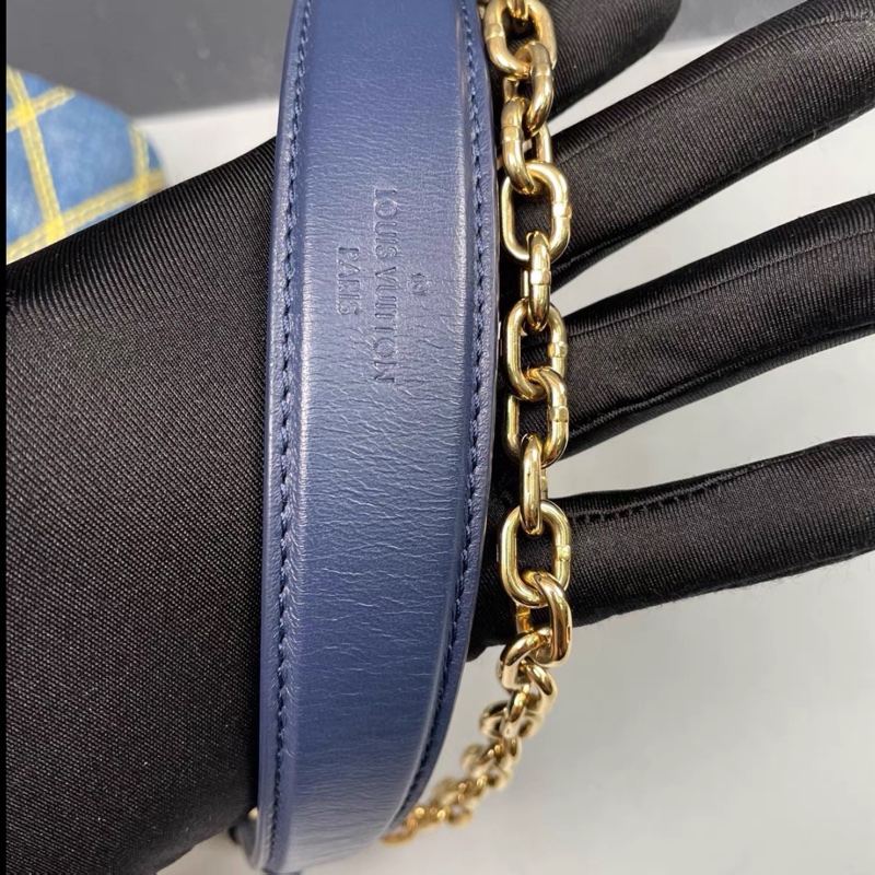 Louis Vuitton • Twist 限量牛仔丹寧菱格鏈條包 原價近20w-12