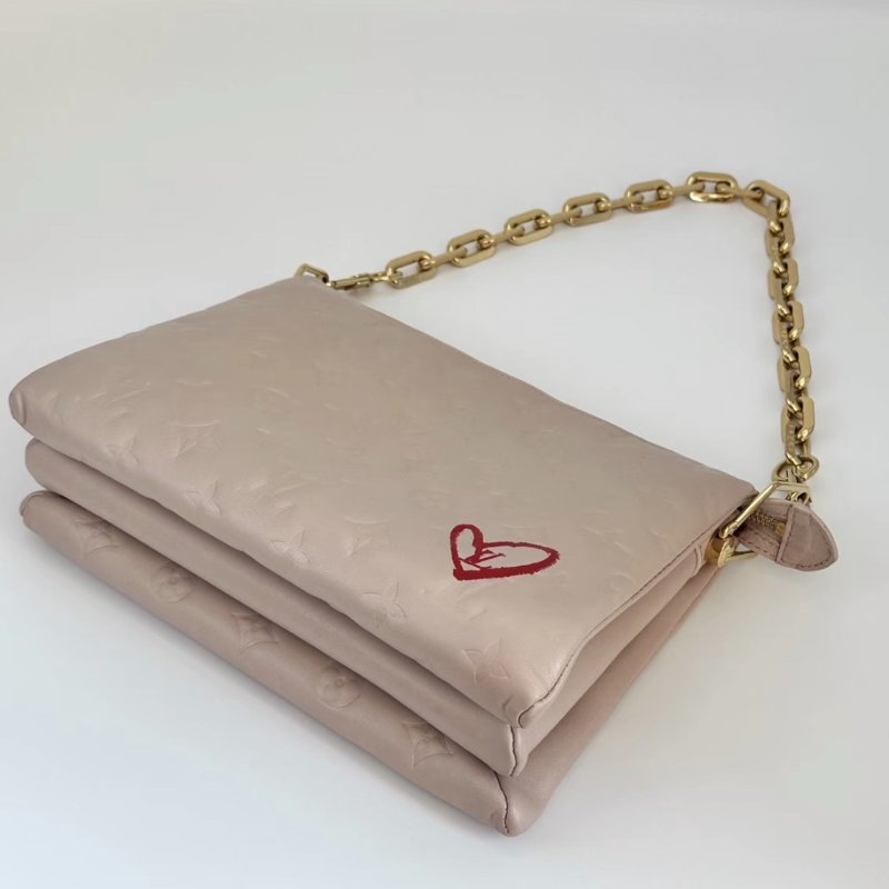 LV 珠光蜜桃粉限定款coussin鏈條包 28*20*8 98新配件塵袋-2
