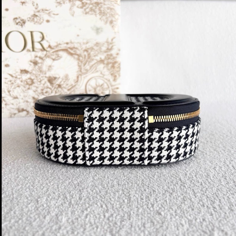 Dior • Signature 黑白千鳥格橢圓相機包 全新-8