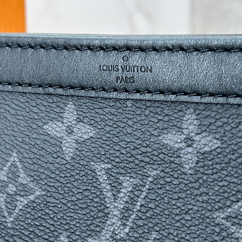 LV 黑武士 2合一手拿斜背包 #M81124-1