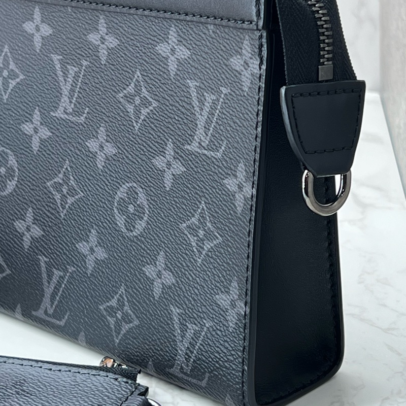 LV 黑武士 2合一手拿斜背包 #M81124-2