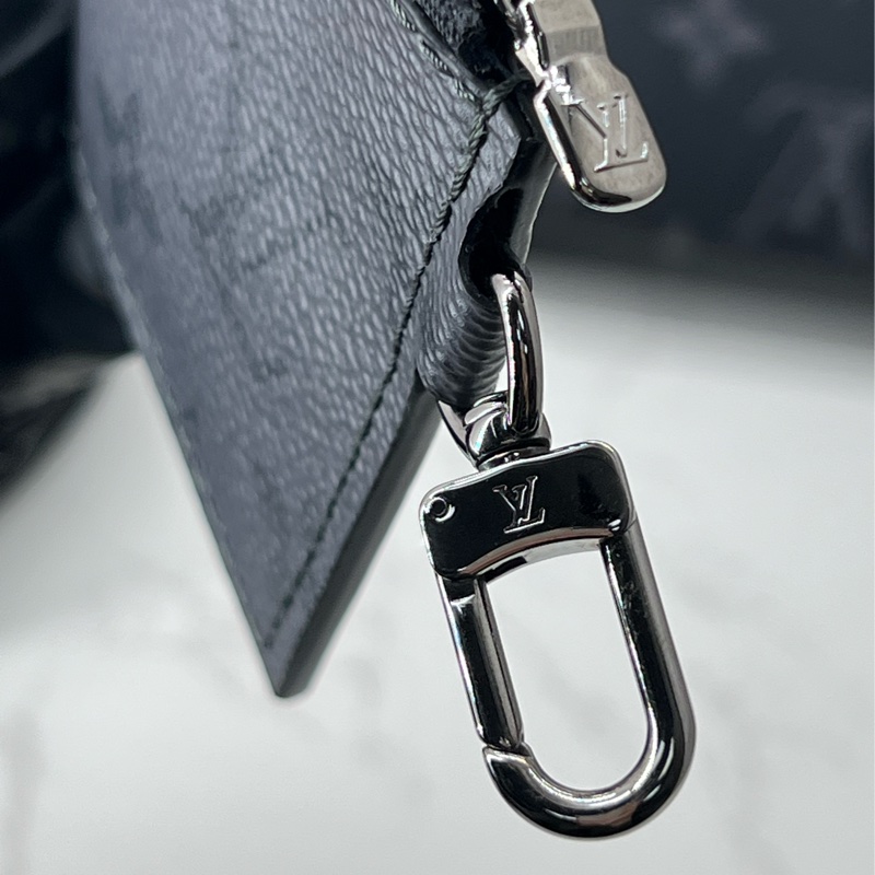 LV 黑武士 2合一手拿斜背包 #M81124-7