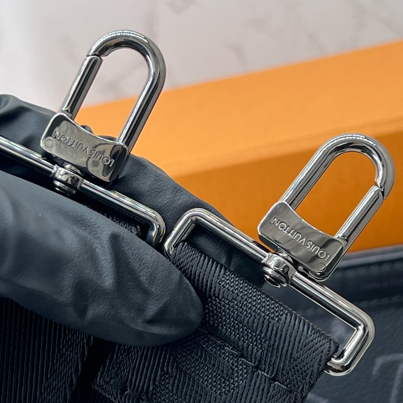 LV 黑武士 2合一手拿斜背包 #M81124-9