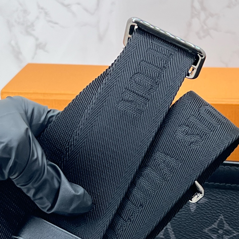 LV 黑武士 2合一手拿斜背包 #M81124-10