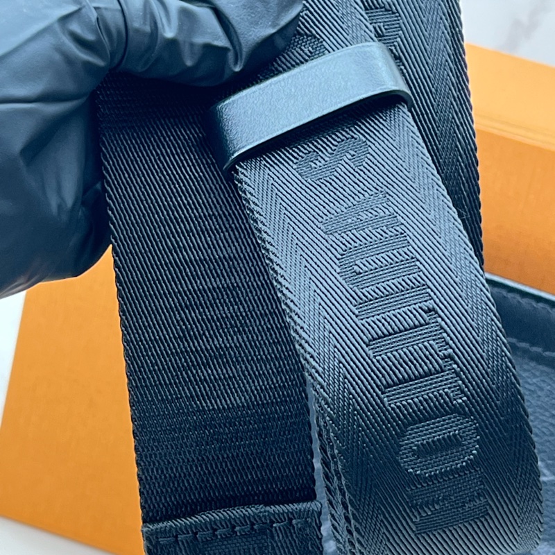 LV 黑武士 2合一手拿斜背包 #M81124-11