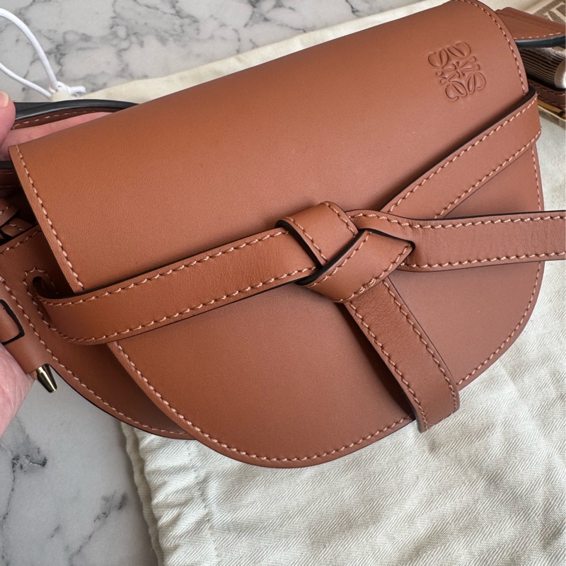 Loewe 焦糖色 GATE pm寬帶斜背包-0