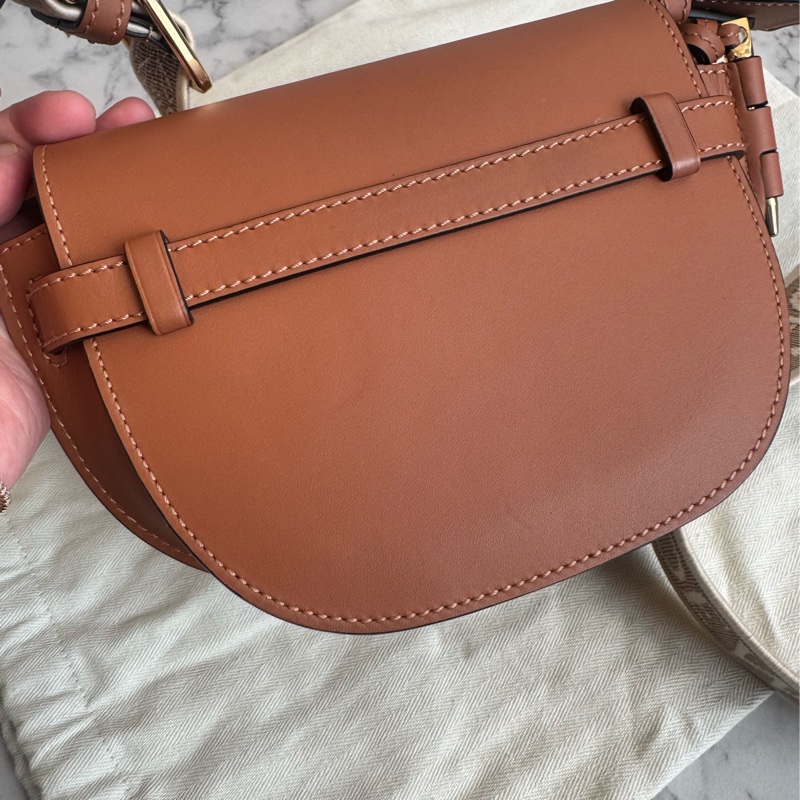 Loewe 焦糖色 GATE pm寬帶斜背包-1
