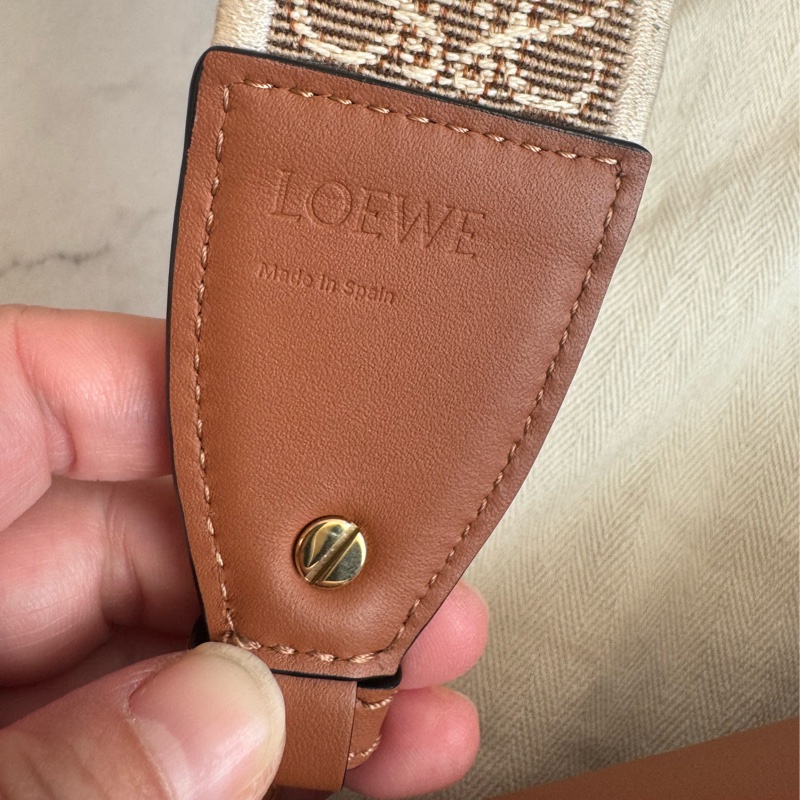 Loewe 焦糖色 GATE pm寬帶斜背包-15