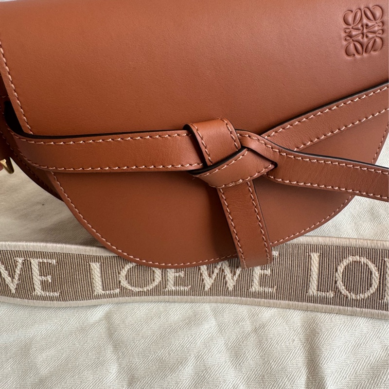 Loewe 焦糖色 GATE pm寬帶斜背包-17