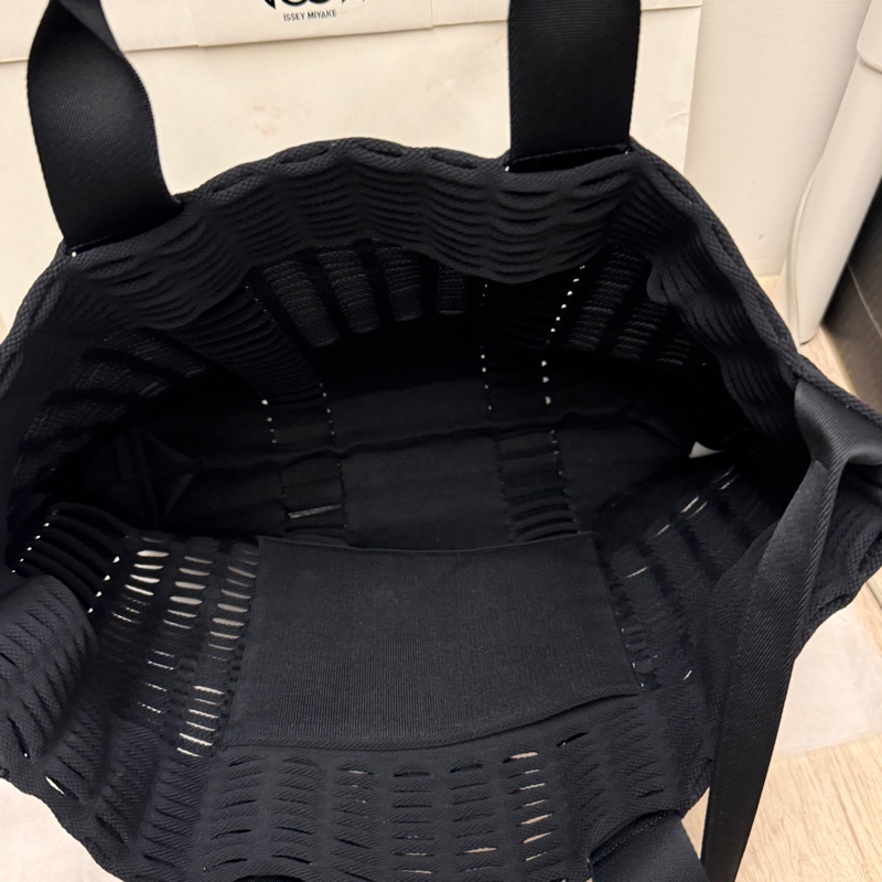 ISSEY MIYAKE GOOD GOODS 鏤空托特包/黑色-9
