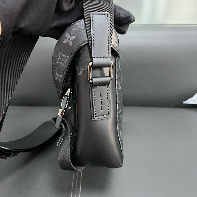 Lv voyager
黑武士郵差包 小號-7