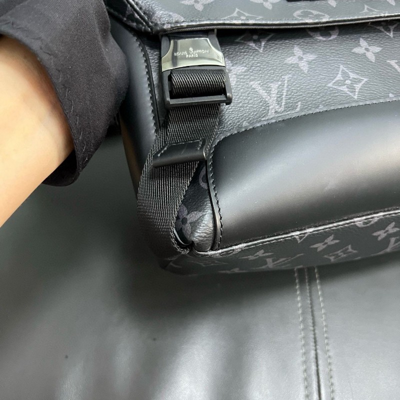 Lv voyager
黑武士郵差包 小號-15