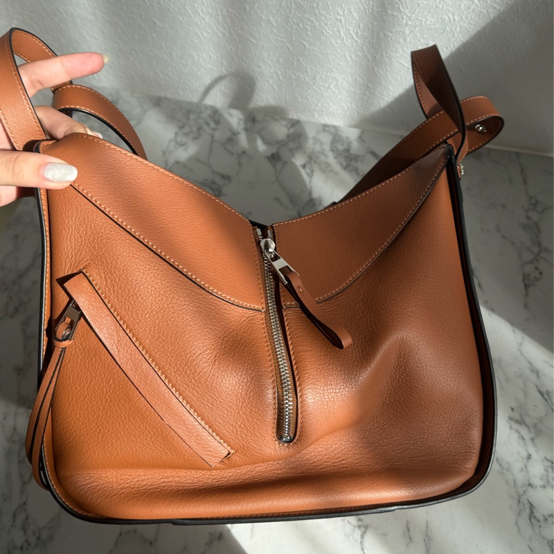 Loewe棕色吊床包-3