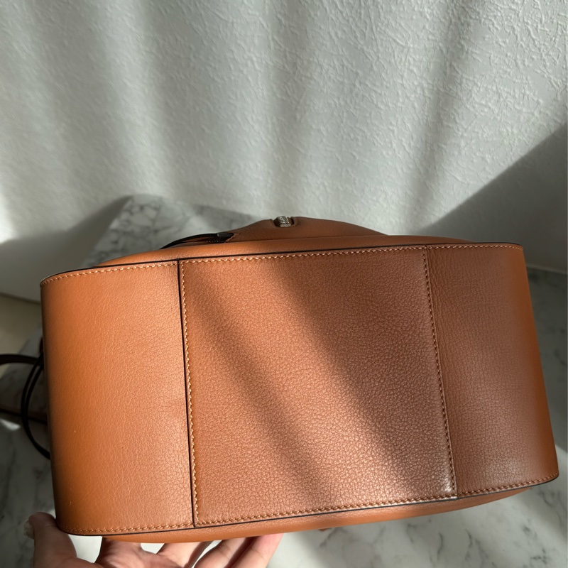 Loewe棕色吊床包-4