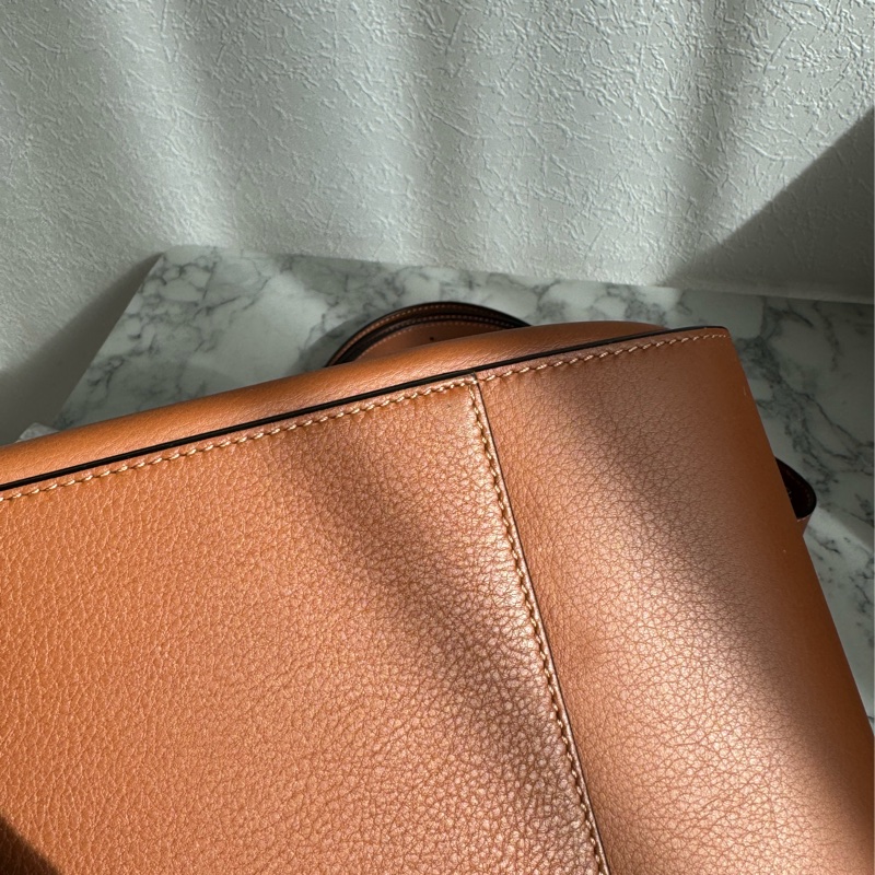 Loewe棕色吊床包-10