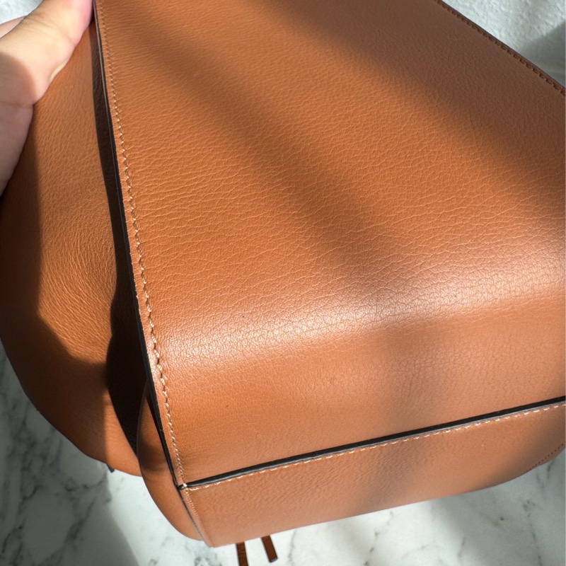 Loewe棕色吊床包-12