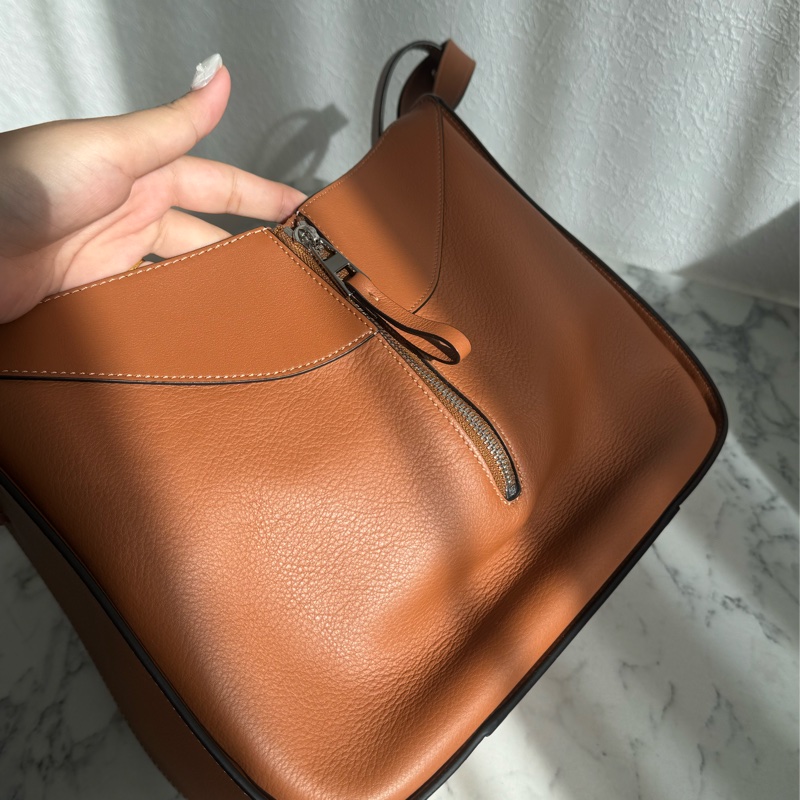 Loewe棕色吊床包-17