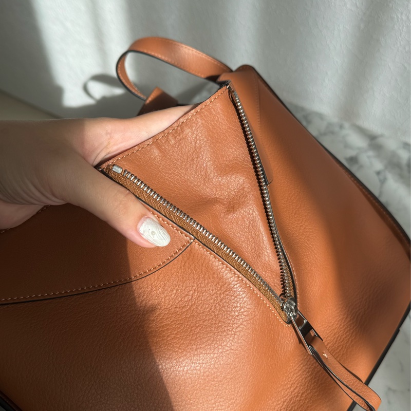 Loewe棕色吊床包-21