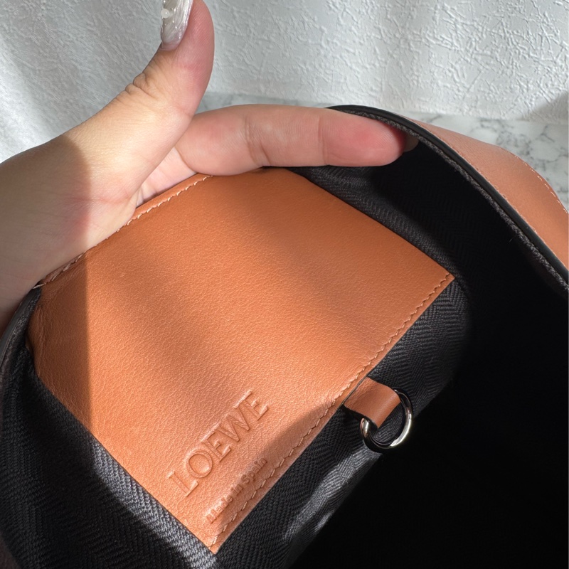 Loewe棕色吊床包-36