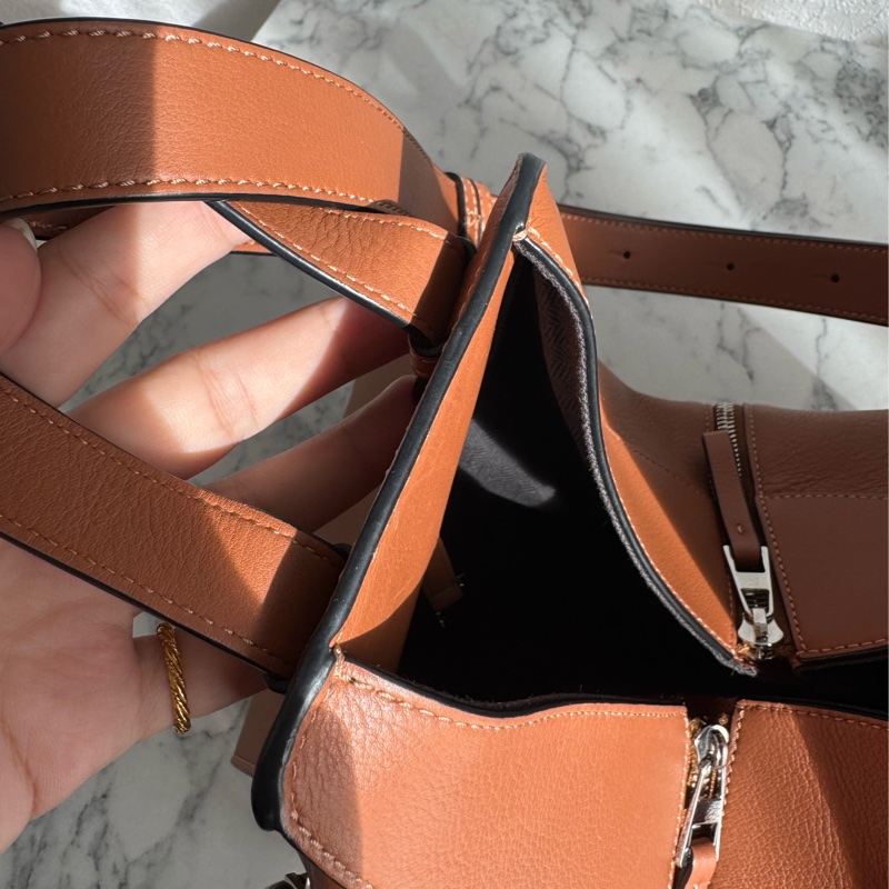 Loewe棕色吊床包-45