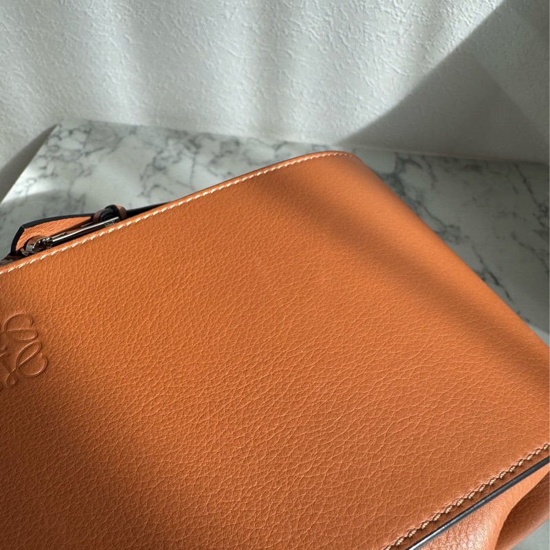 Loewe棕色吊床包-47