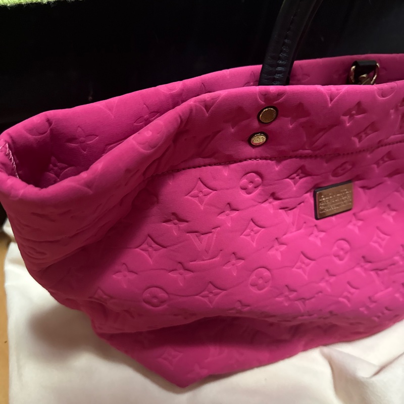 「Louis Vuitton Monogram Embossed Neoprene Scuba MM-4