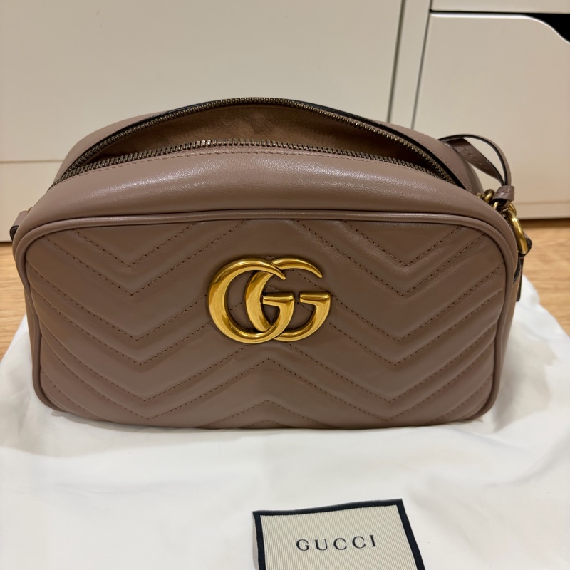 GUCCI GG Marmont皮革山形紋肩背相機包 裸粉色 24公分-1