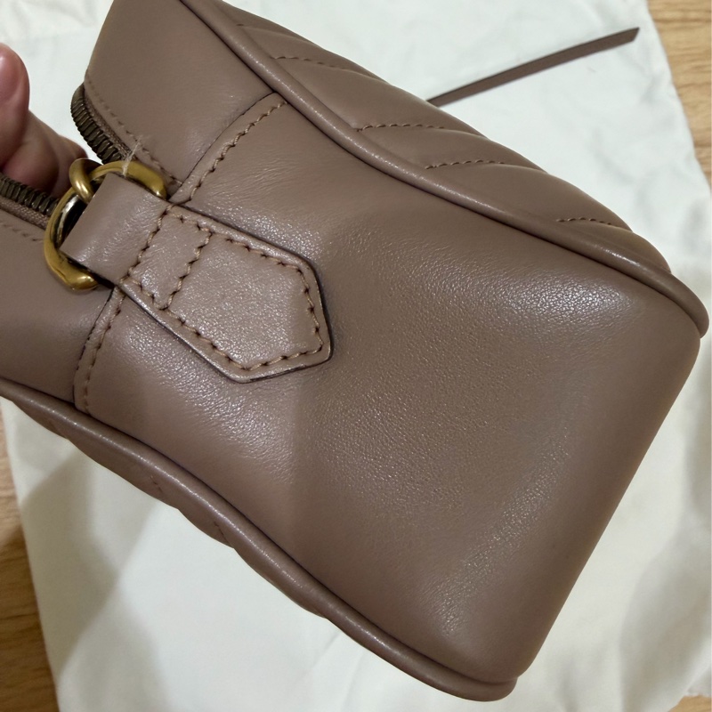 GUCCI GG Marmont皮革山形紋肩背相機包 裸粉色 24公分-6