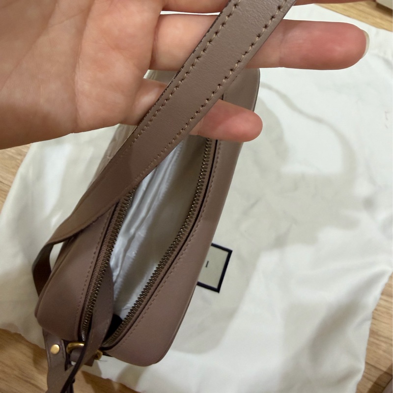 GUCCI GG Marmont皮革山形紋肩背相機包 裸粉色 24公分-9