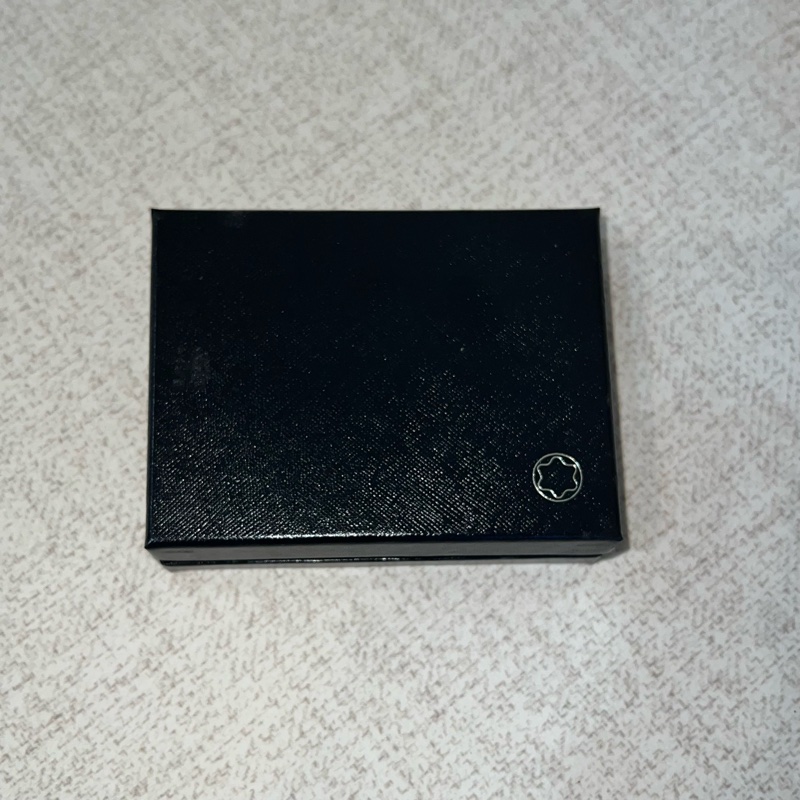 MONTBLANC 4810 Westside 六角星 LOGO 水波紋牛皮 三卡對折名片夾（黑色）-7