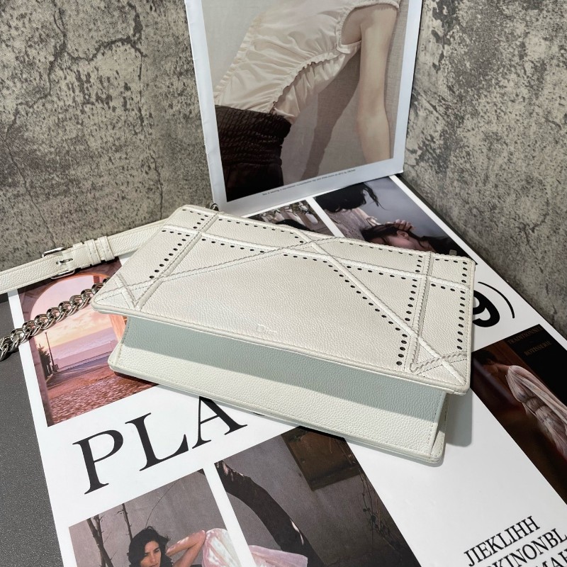 Dior 2016限量口鏤空鑽扣款Diorama 白色盾牌包-3