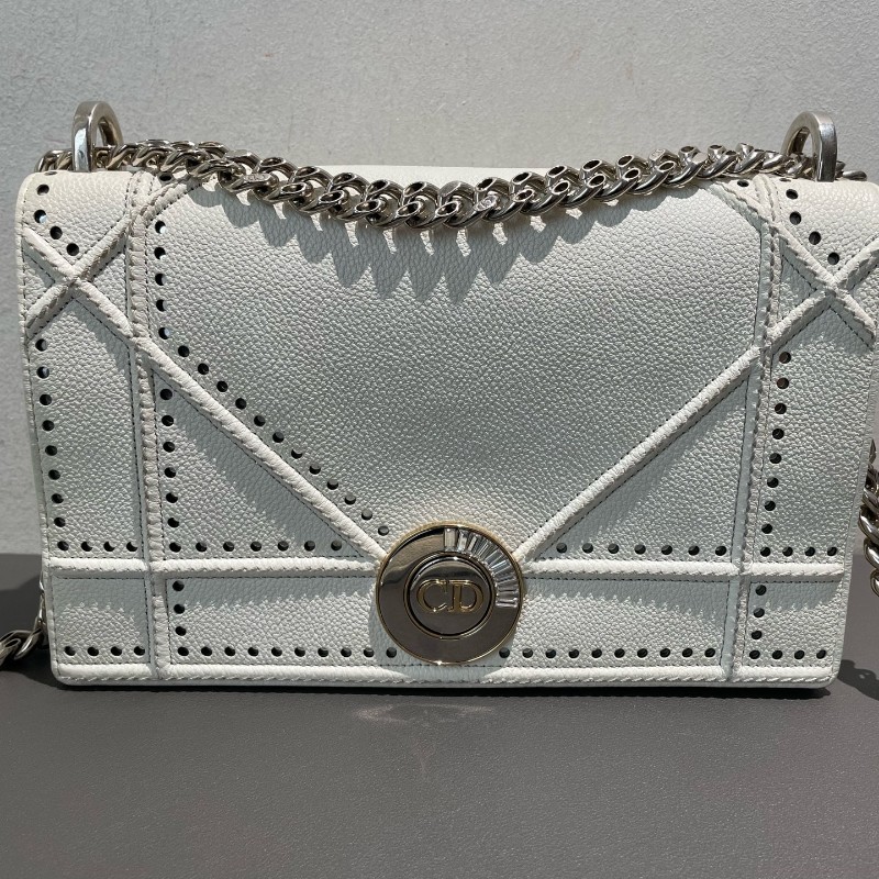 Dior 2016限量口鏤空鑽扣款Diorama 白色盾牌包-5
