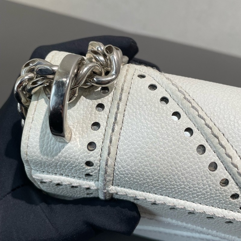 Dior 2016限量口鏤空鑽扣款Diorama 白色盾牌包-23