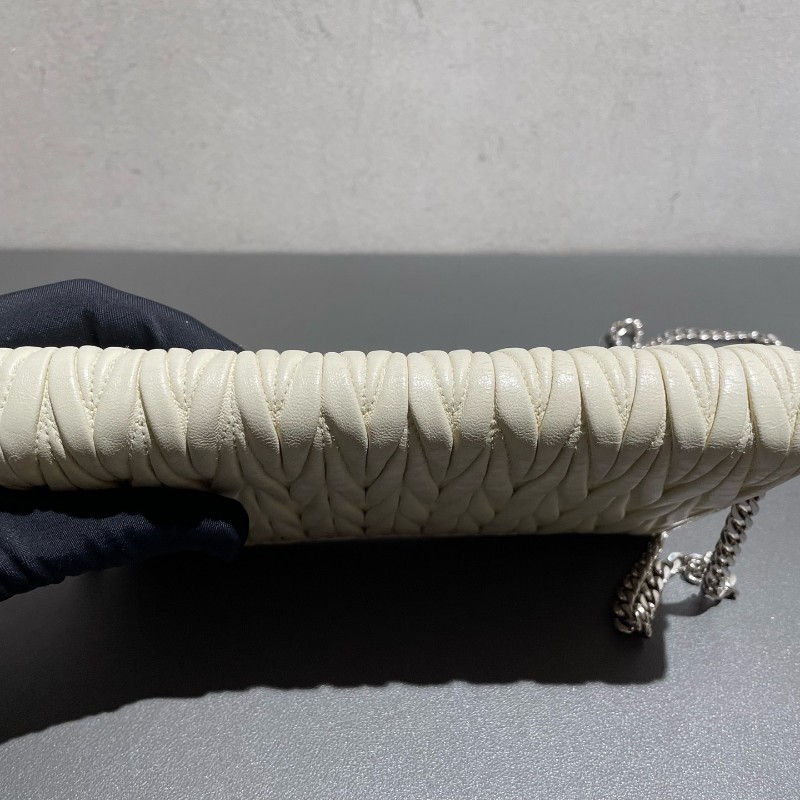 Miumiu 褶皺鏈條包 三拼色 白銀灰 限量色 斜背包肩背包-7